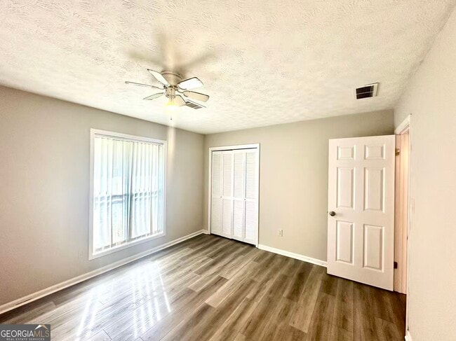 Building Photo - 100 Lakeview Ln