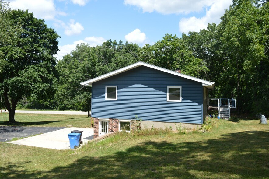 Building Photo - 1870 Sand Ridge Ct
