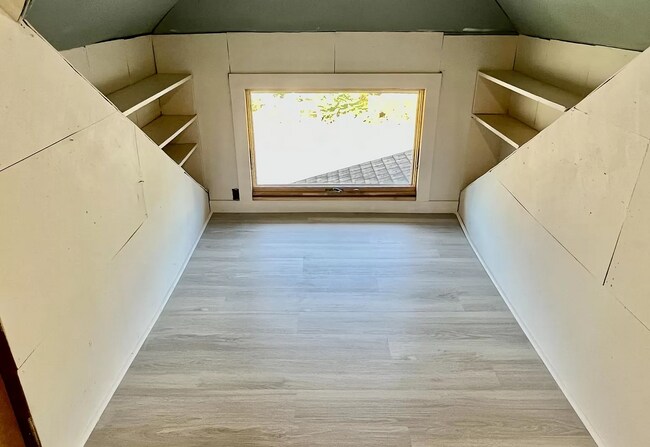 Second Floor Bonus Room - 5426 N Oberlin St