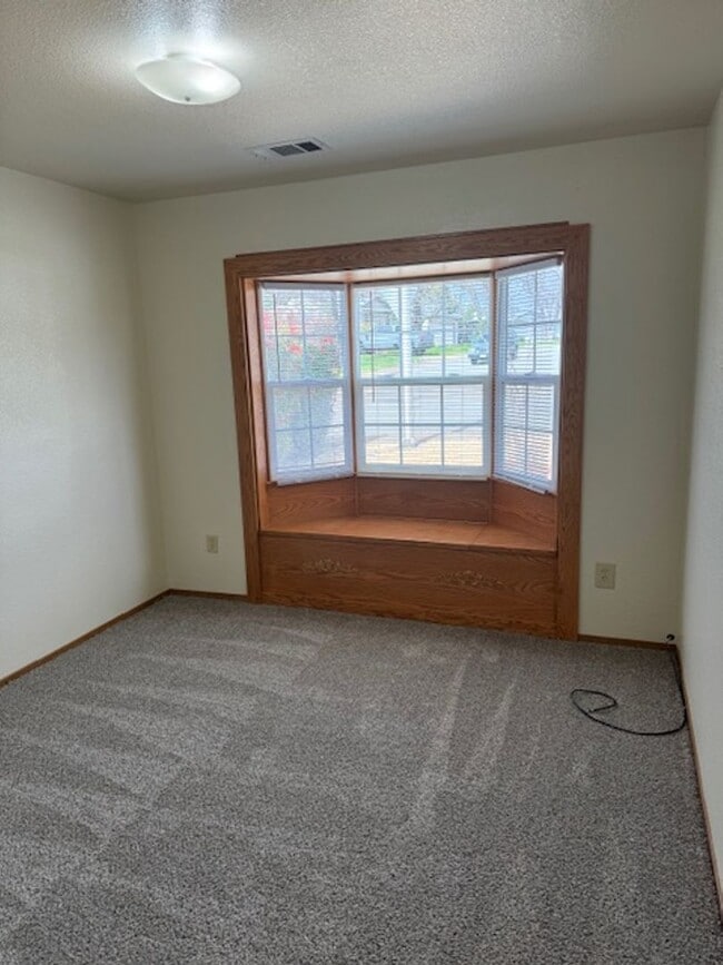 Building Photo - 3 Bedroom In Shasta View Neighborhood with...