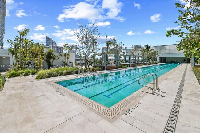 Building Photo - 700 NE 26th Terrace