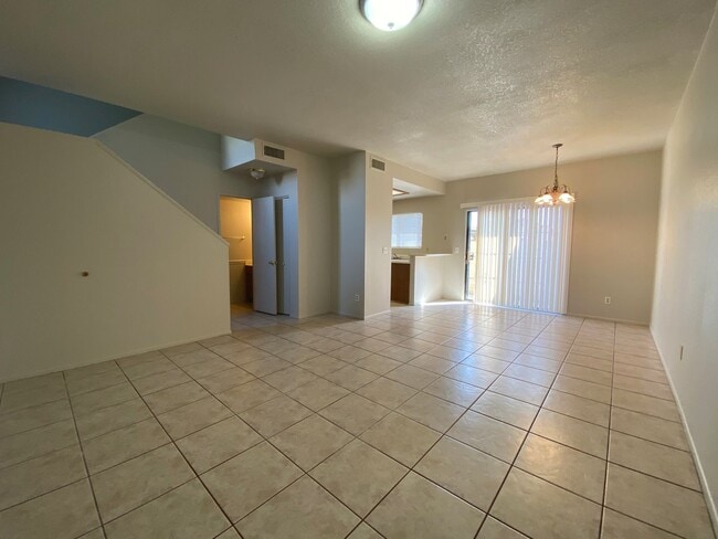 Building Photo - Chandler Townhouse 2 Bed & 1.5 Bath - 2 Story w/New Carpeting Full Size Washer/Dryer