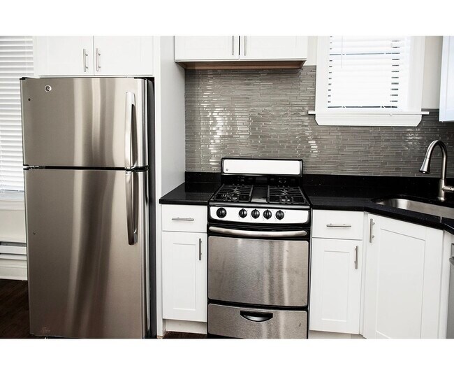 Building Photo - 3841 N Greenview Ave