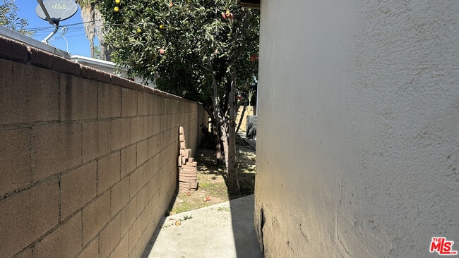 Building Photo - 16023 Wyandotte St