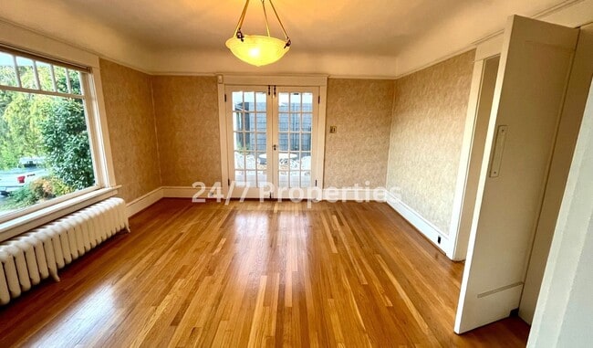 Building Photo - Unique Large 3BD I 2BA Home - Near Gabriel Park!