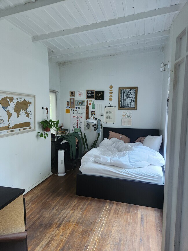 downstairs bedroom + bathroom with shower, high ceilings. - 1030 N Hayworth Ave