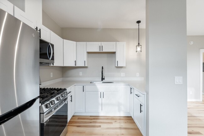 Building Photo - Fully Renovated Studio In Historic Avalon Building