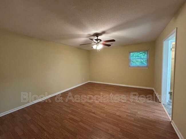 Building Photo - 906 Forestglen Dr