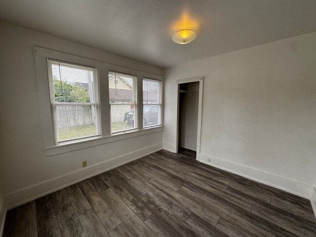 Building Photo - 1 Bed 1 Bath Home Located in Eureka!