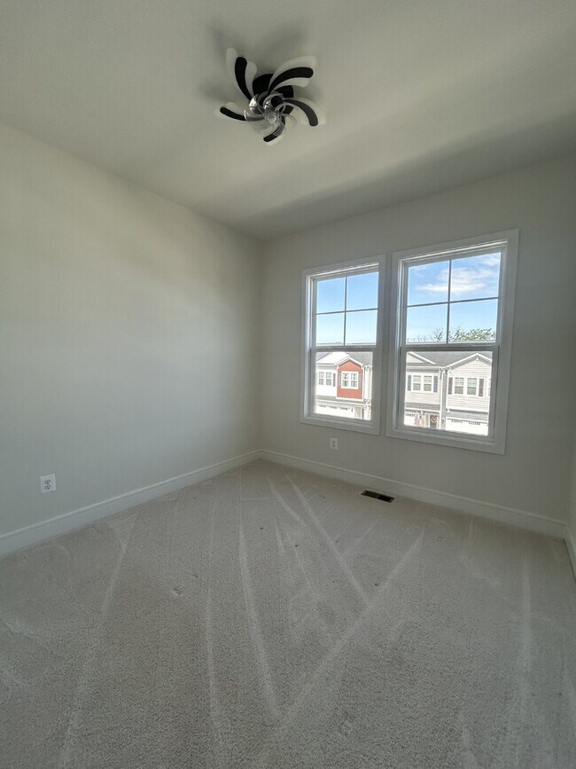 Building Photo - Upgraded 3BR End-Unit Townhome | 3.5 Baths | Garage | Lake Frederick
