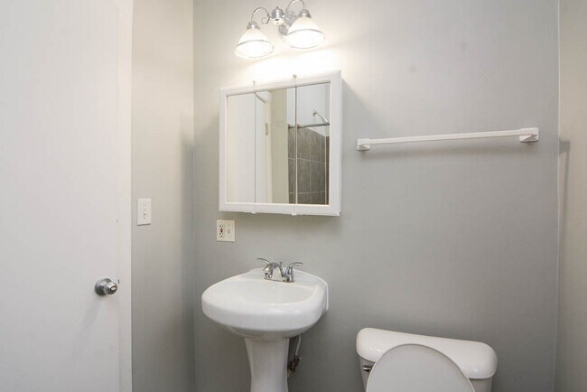 Building Photo - 2922 N Sacramento Ave