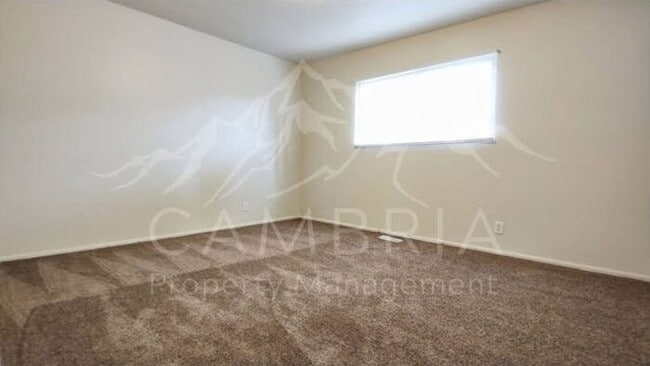 Building Photo - Cozy 2 Bedroom Available in Salt Lake