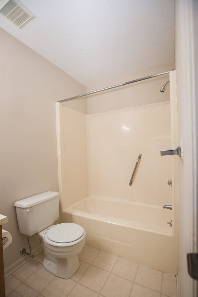 Building Photo - Available early July! Adorable 2 bed, 2.5 ...