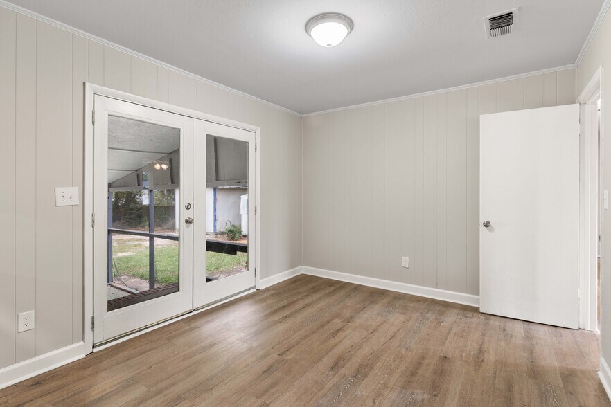 Eating Space - 3312 Blanchard Rd