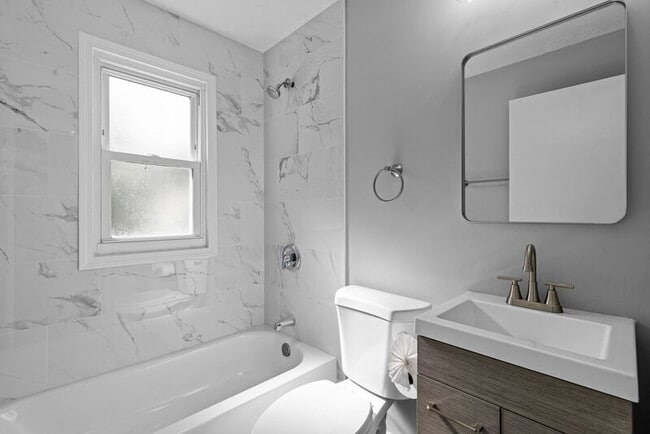 Building Photo - 1122 Roxton Dr