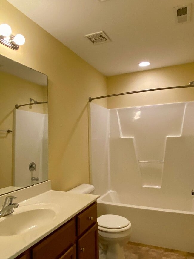 Building Photo - 3921 Lexington Dr