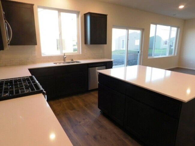 Building Photo - 4Bd/2.5 Ba Two Story Home - Available to View!