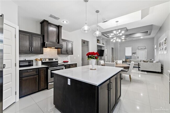 Building Photo - 921 Casa Blanca Dr