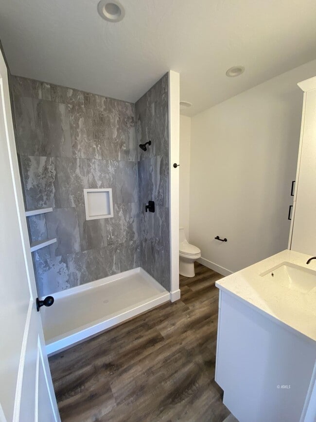 Building Photo - 742 W Vance Dr