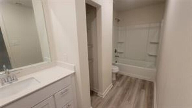 Building Photo - Stunning and Spacious 3-bed, 2.5-bath new ...