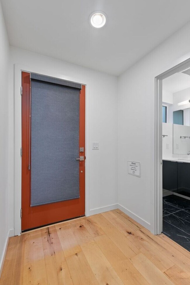 Building Photo - Fresh, Air-Conditioned Standalone Townhome in Coveted Lincoln Park