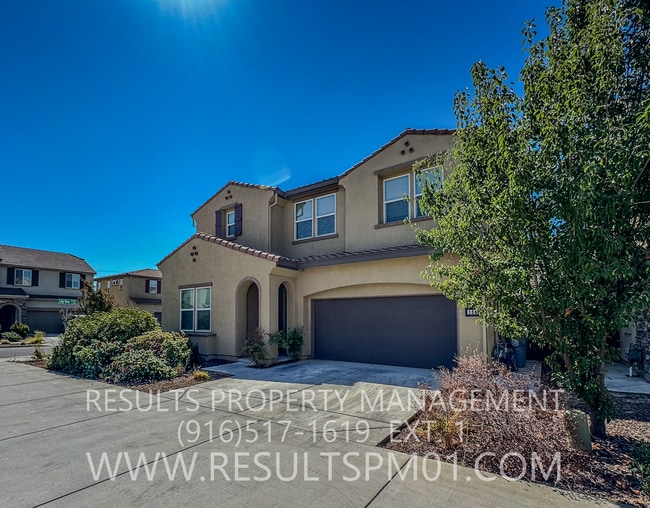 Building Photo - Beautifully upgraded Four bedroom w Loft