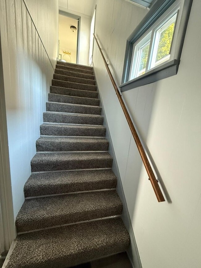 Building Photo - Nicely updated and spacious 3 bedroom hous...