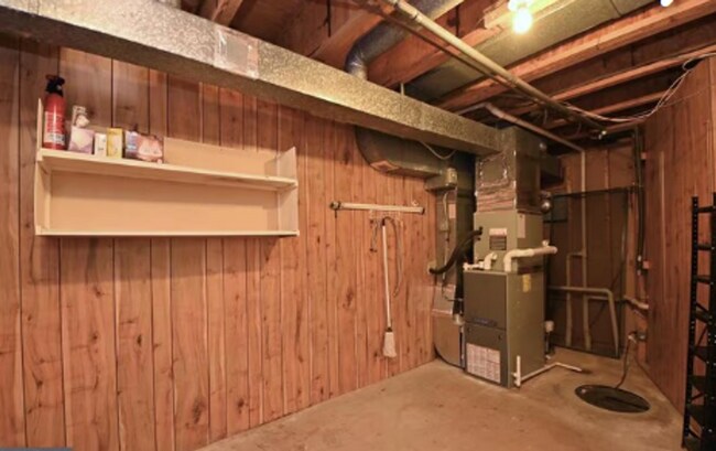 Building Photo - Charming 3-Level Townhome Backing to Woods in Prime Alexandria Location