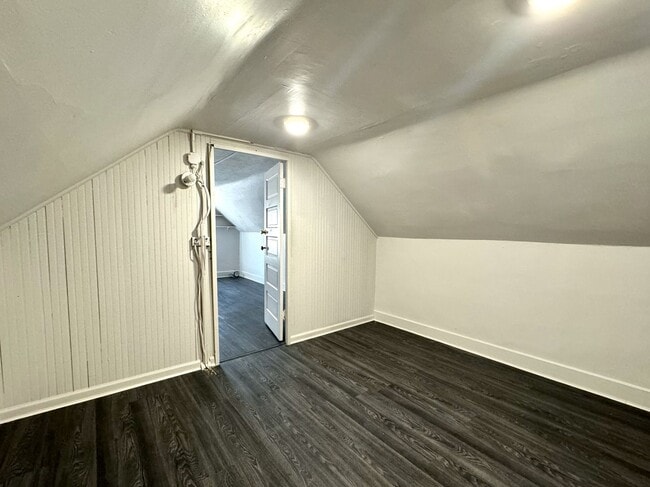 Building Photo - 5 bed/2 bath Mins. from UC Campus for Only...