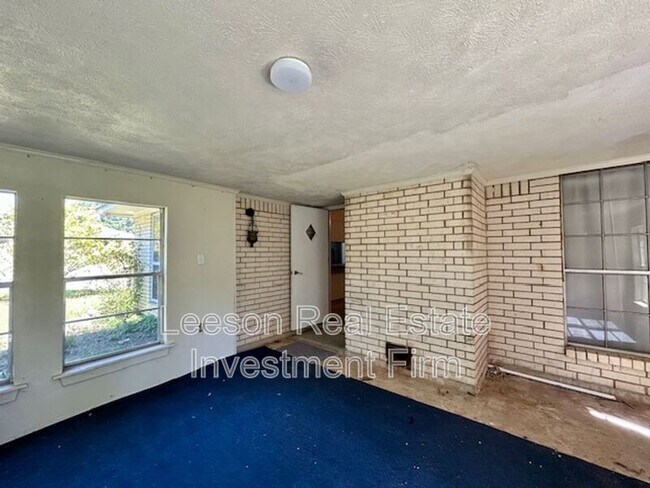 Building Photo - 302 Avenida Dr