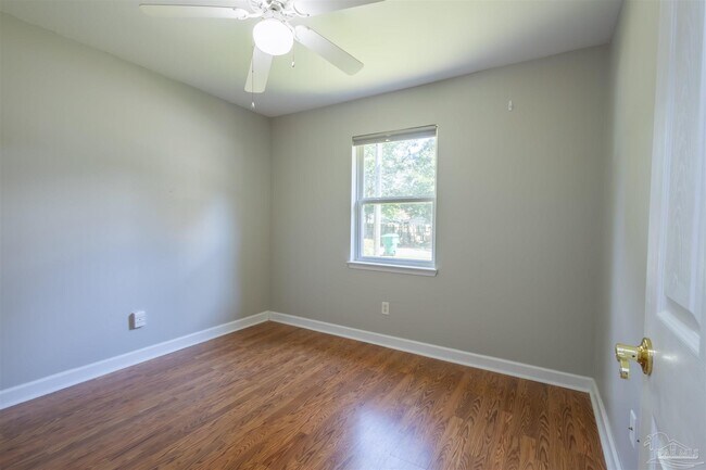 Building Photo - 848 Meadow Ln