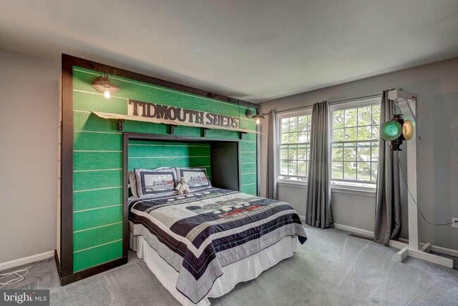 Building Photo - 583 Henderson Rd