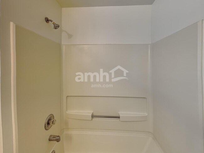 Building Photo - 2202 Henning Pl