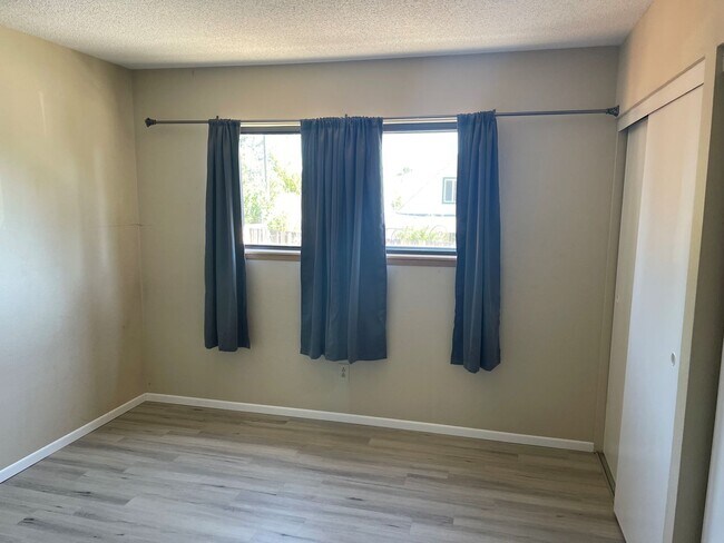 Building Photo - 3 Bedroom Home Close to UNR