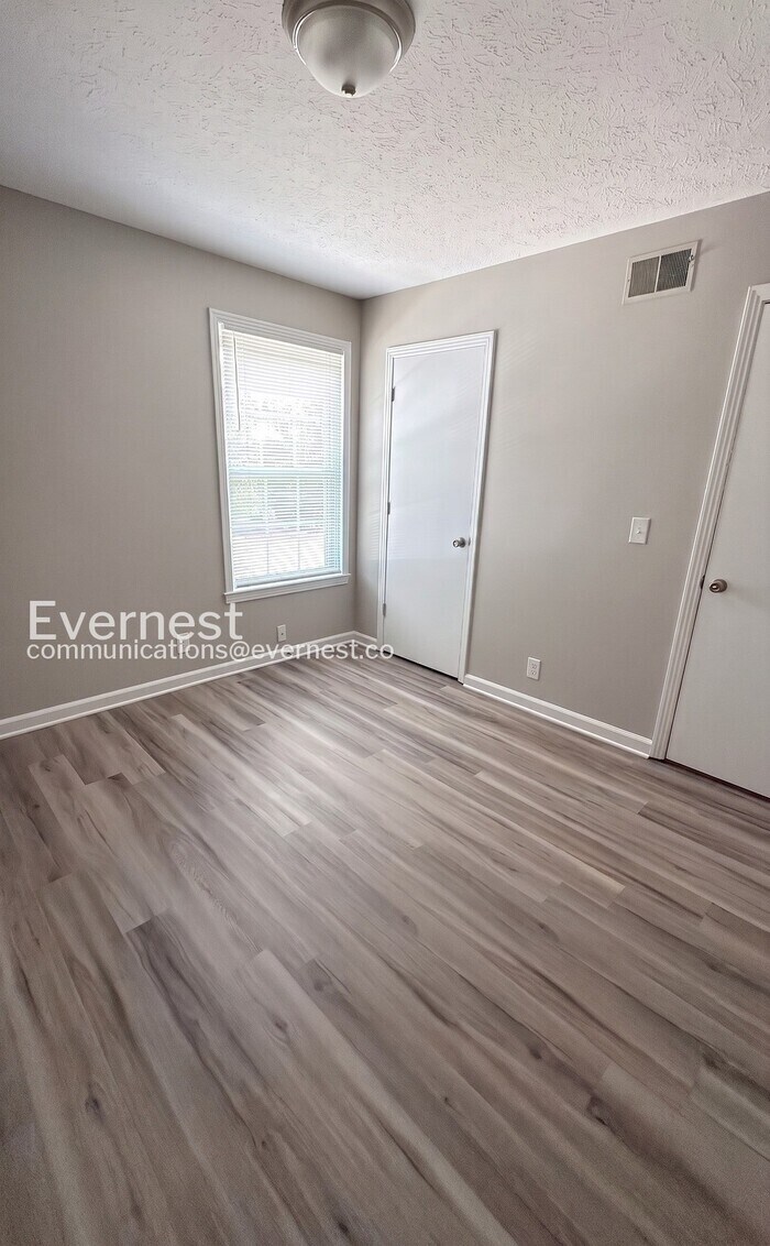 Building Photo - 483 Ellenwood Dr
