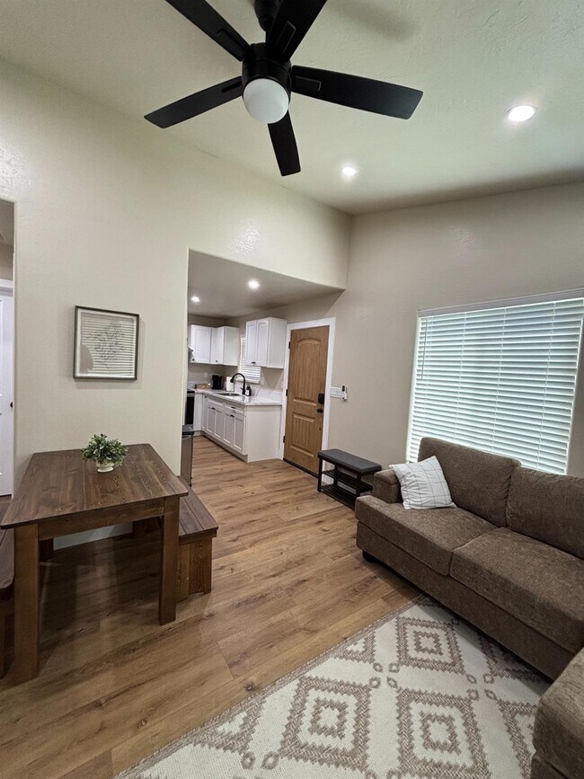 Building Photo - 5931 E Dayton Ave