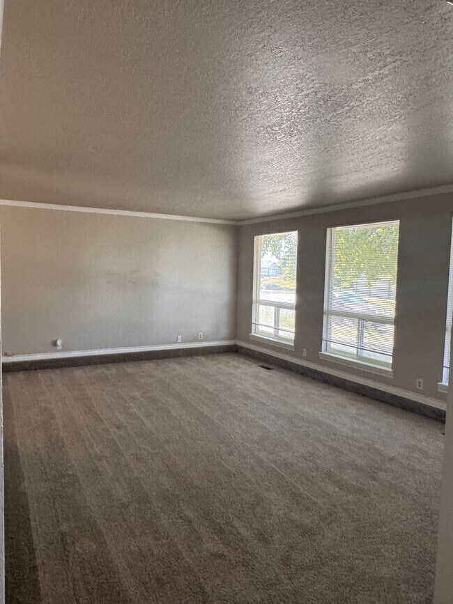 Building Photo - 5303 N Sky Vista Ave
