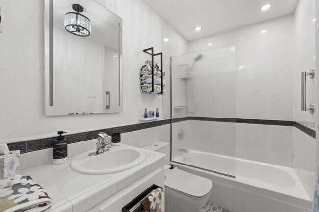 Building Photo - 270 Dahlia Ave