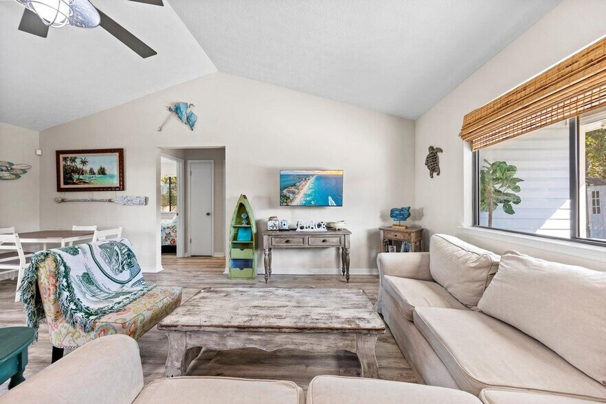 Building Photo - 220 Sundial St