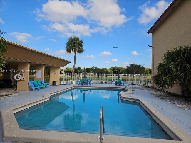 Building Photo - 311 W Park Dr