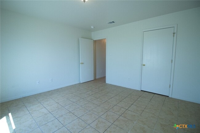 Building Photo - 400 Justin Ln