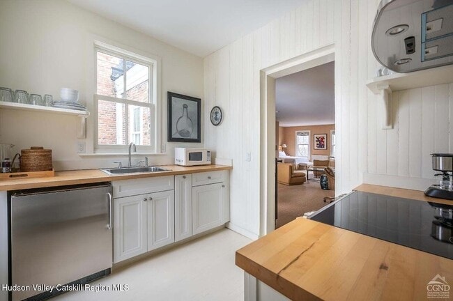 Building Photo - 613 Warren St