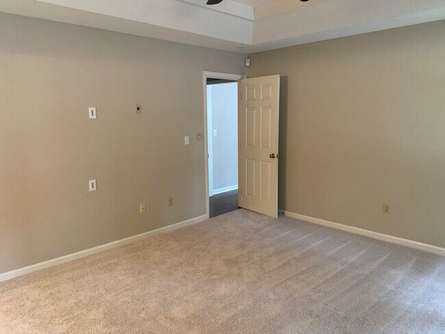 Building Photo - 654 Tara Ln