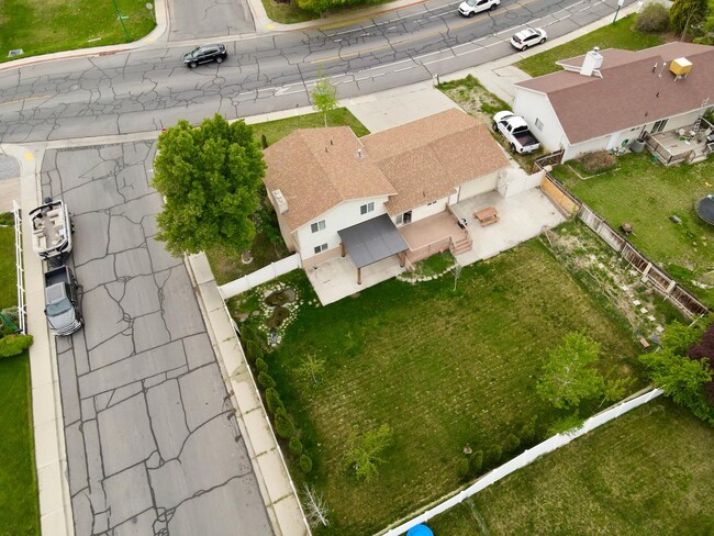 Building Photo - 1652 400 E