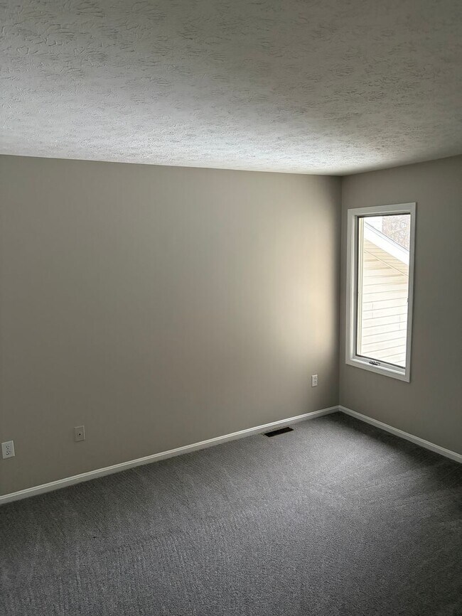 Building Photo - 3 Bedroom 2 Bath Condo