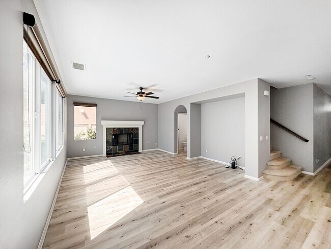 Building Photo - Stunning 4B/2.5BA House in Vista!