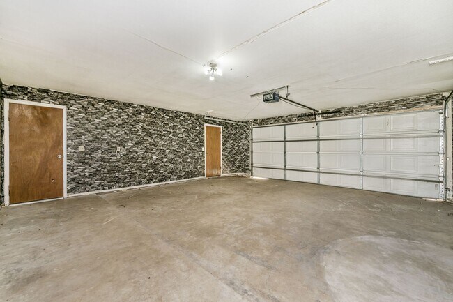 Building Photo - 3103 SW 27th Ave