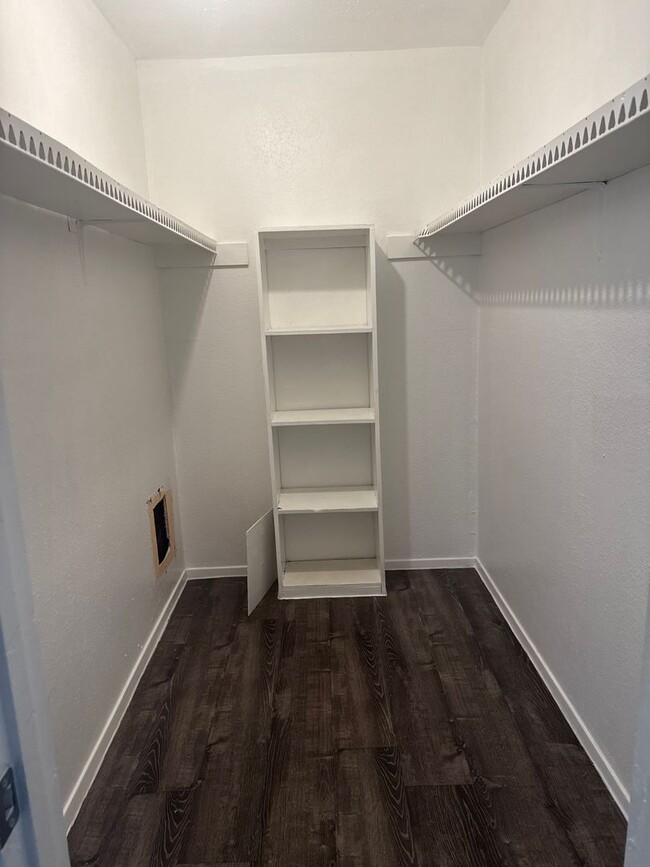 Building Photo - second floor 1 bd condo