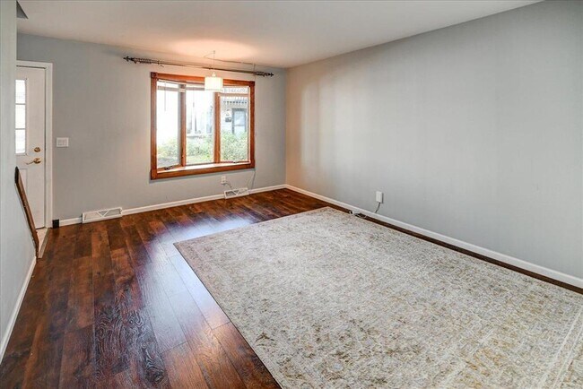 Building Photo - 136 N Lakewood Gardens Ln
