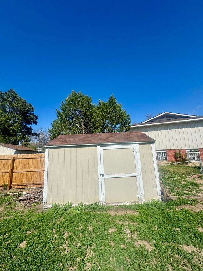 Building Photo - 4 Bedroom Split-Level in Widefield